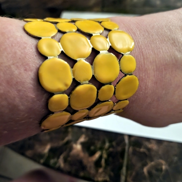 5/25 Vintage yellow enamel cuff Bracelet - Picture 5 of 5